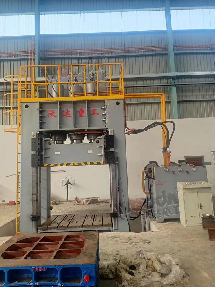 800噸框架(jia)式液壓機客戶現(xian)場 800噸框架式液壓(ya)機客戶現場