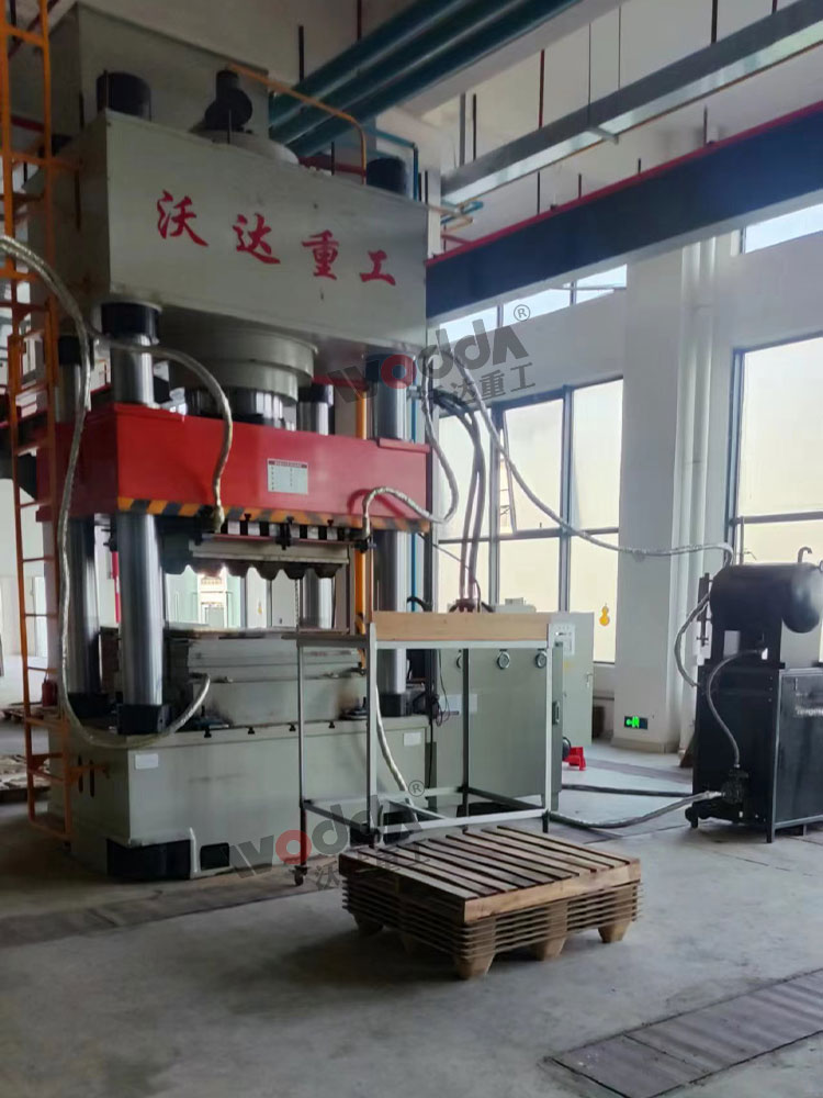 1000噸木屑托(tuō)盤液壓機(jī)客戶現場(chang) 1000噸木屑托(tuo)盤液壓機(ji)客戶現場(chang)