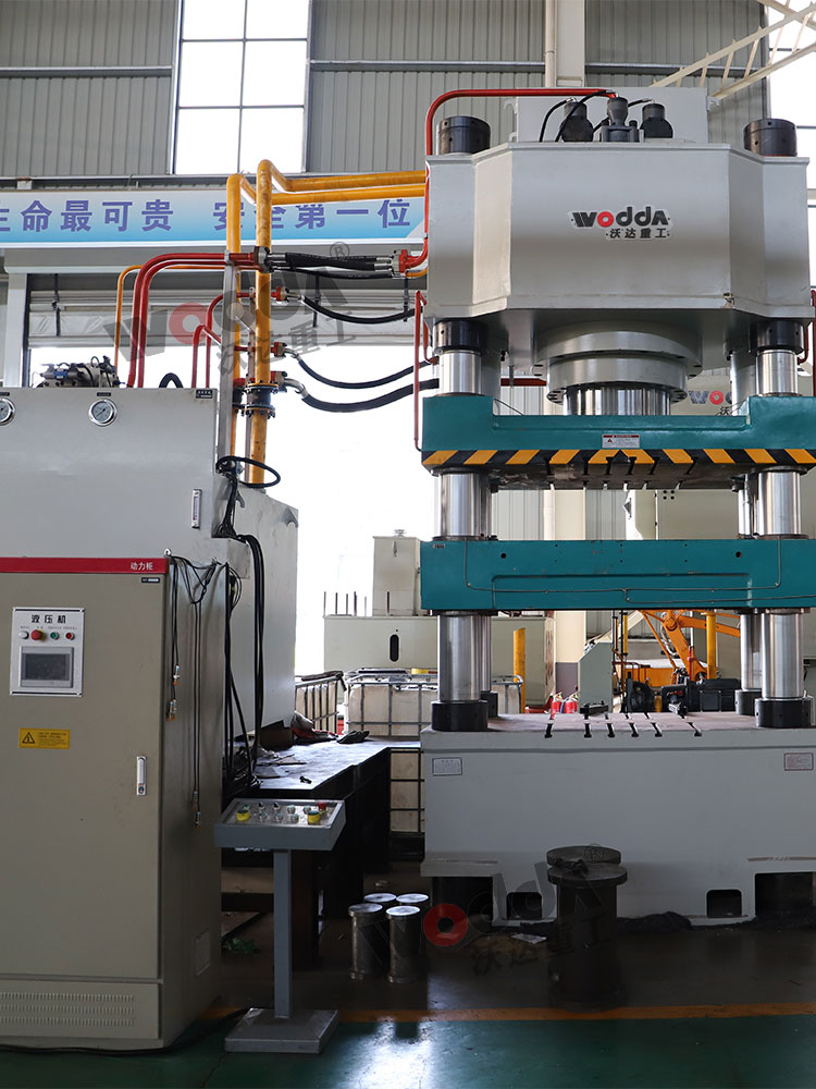 800噸牛(niú)羊舔磚液壓機(jī)車間實拍圖 800噸(dūn)牛羊舔磚液壓(yā)機車間實拍圖(tú)