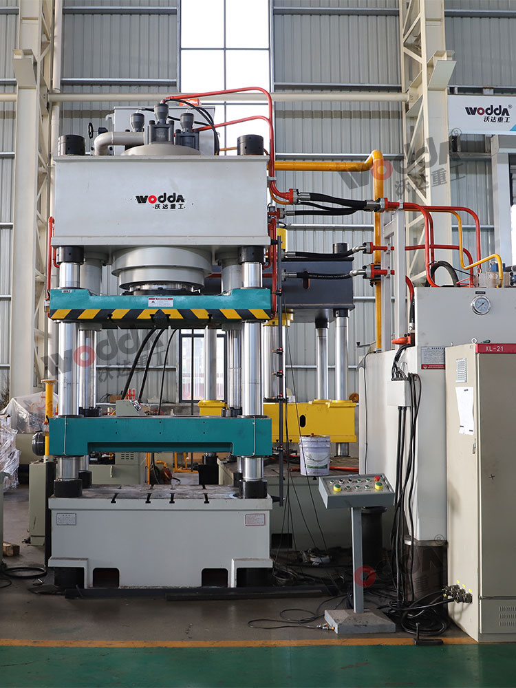 630噸牛羊舔磚(zhuān)液壓機車間試機(jī)