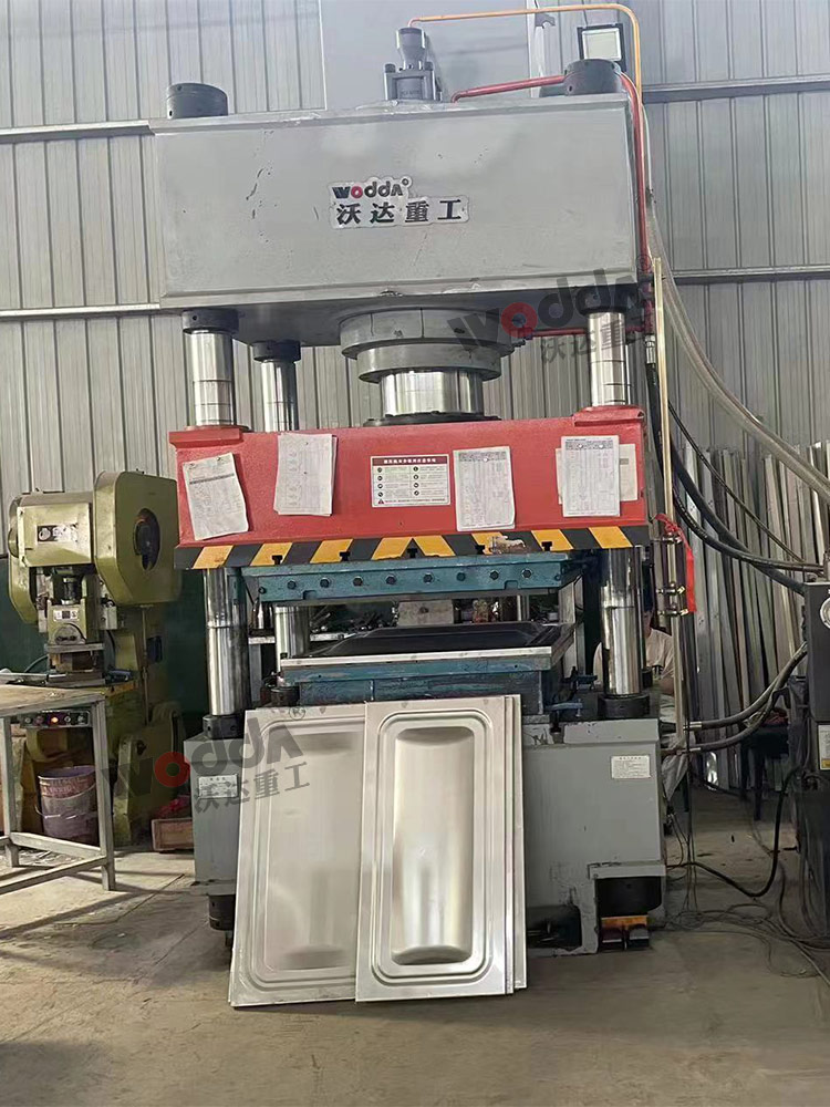 400噸巧克力水箱闆(pan)拉伸機 400噸巧克力(li)水箱闆拉伸機