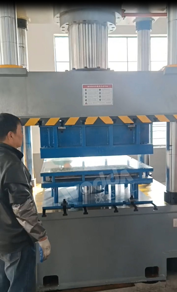 500噸液壓機拉(la)伸米字形不鏽鋼(gang)水箱闆 500噸液壓機(jī)拉伸米字形不鏽(xiù)鋼水箱闆