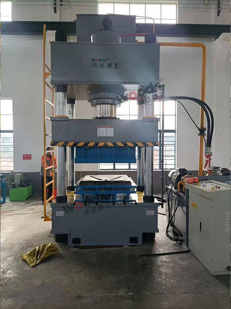 500噸不鏽(xiu)鋼米字形(xíng)水箱闆拉(la)伸機 500噸不(bú)鏽鋼米字(zi)形水箱闆(pan)拉伸機