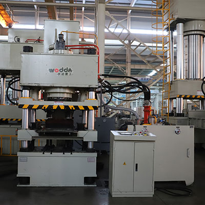 400噸牛羊舔磚(zhuān)液壓機_400噸鹽(yán)磚機