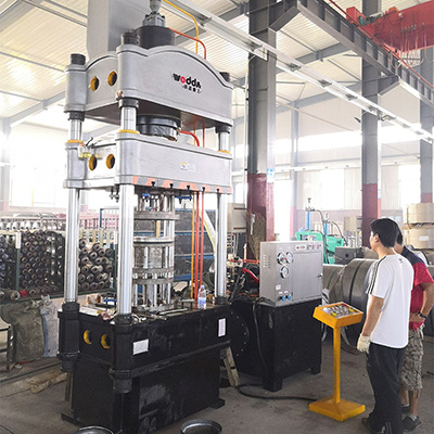 200噸封頭(tou)液壓機