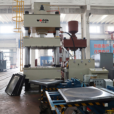 500噸(dun)不鏽鋼水箱(xiang)液壓機