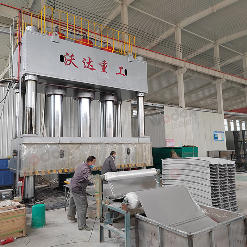 2000噸SMC玻璃(li)鋼電纜橋架成(cheng)型液壓機