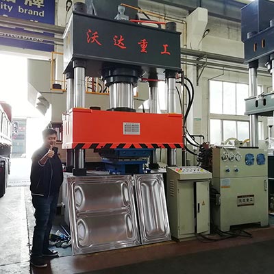 不鏽鋼水箱(xiang)闆拉伸液壓(yā)機_400噸拉伸機(ji)