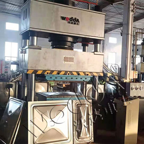 不鏽鋼(gāng)水箱拉伸(shen)機_400噸三梁(liang)四柱液壓(yā)機