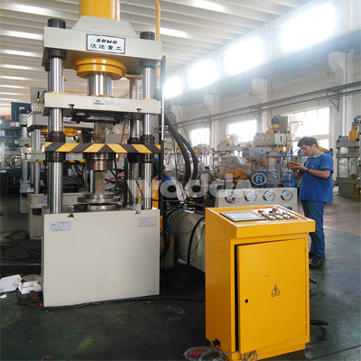 150噸四(si)柱四梁銀(yín)粉機