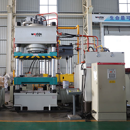 630噸牛羊舔磚液(ye)壓機_630噸四梁四(si)柱液壓機