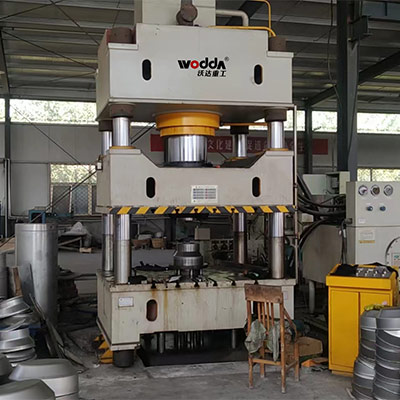 500噸(dūn)不鏽鋼(gāng)封頭拉(la)伸液壓(yā)機