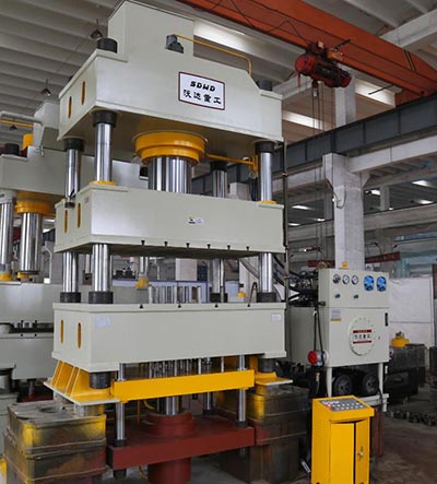 630噸不鏽鋼(gang)水槽拉伸(shēn)成型液壓(ya)機_液壓機(jī)價格